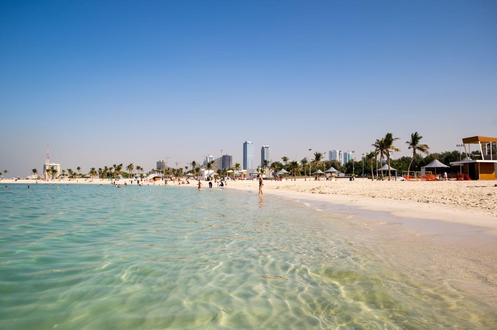 Blick vom Wasser auf Mamzar Beach Park Dubai