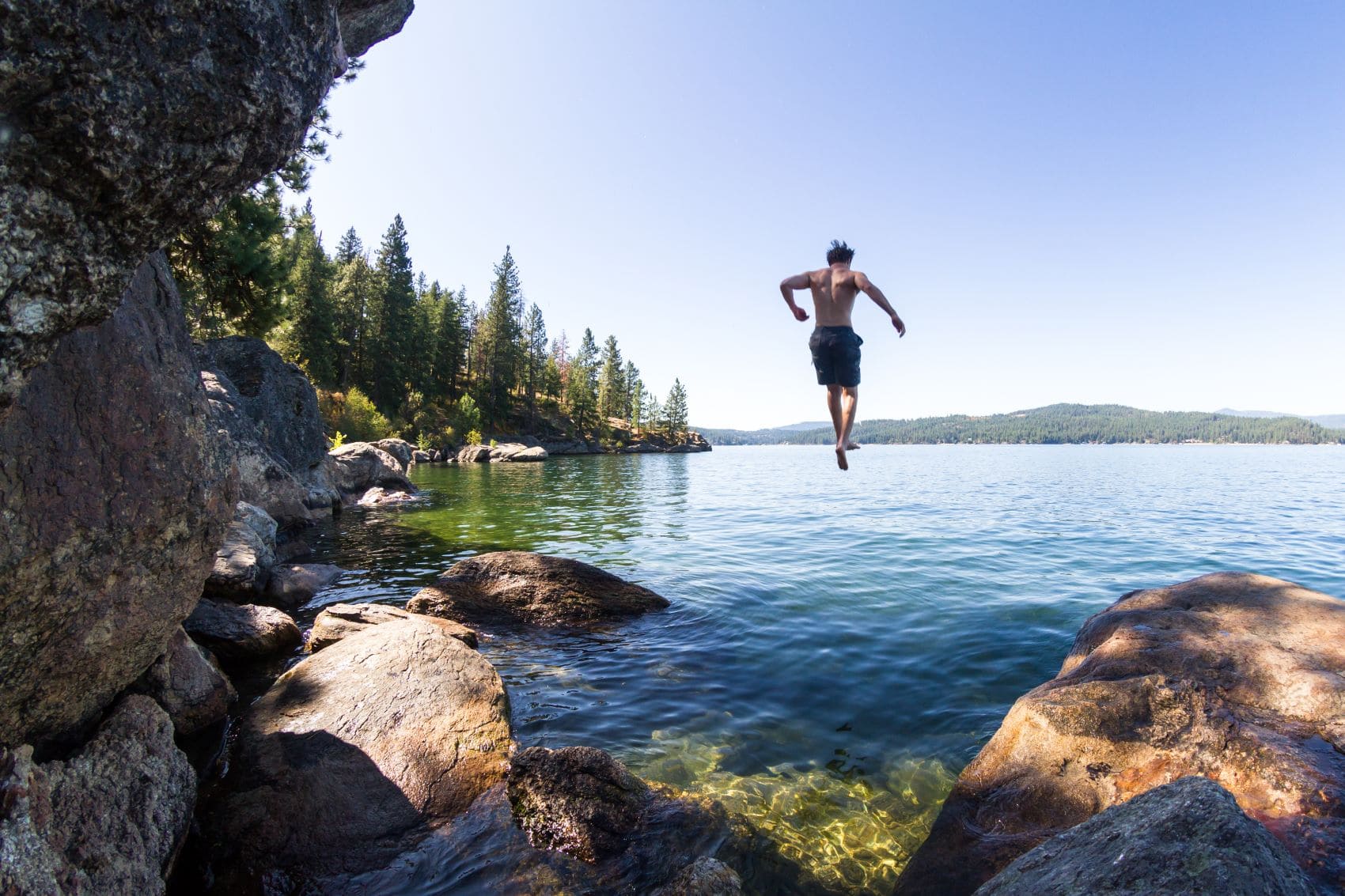 Mann springt in Lake Coeur d'Alene