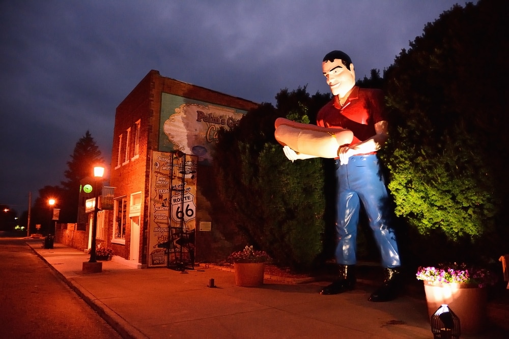 Route 66 in Illinois: Statue in Atlanta