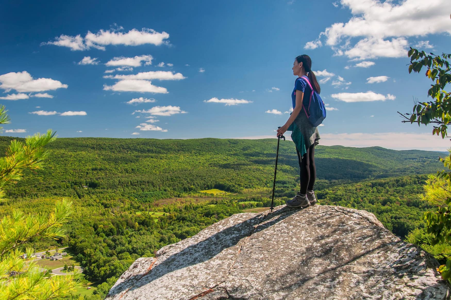 Frau in den Berkshire Mountains in Massachusettes
