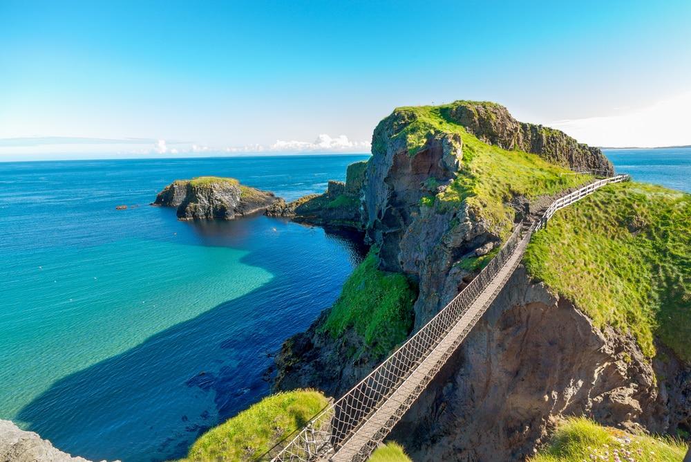 Carrick-a-Rede Rope Bridge an der Küstenstraße Causeway Coastal Route in Irland