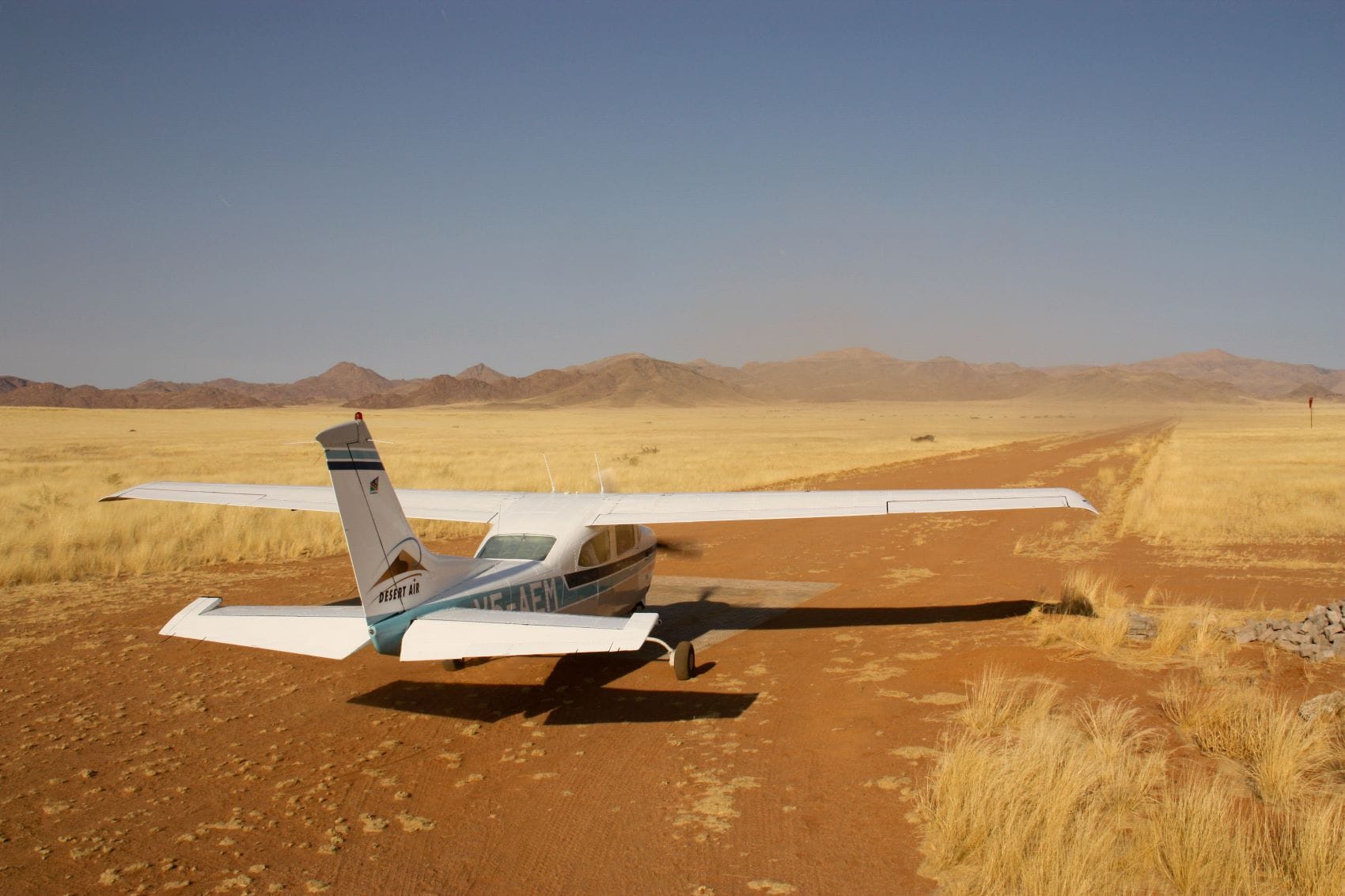 Safari-Flugzeug steht auf Piste in Afrika