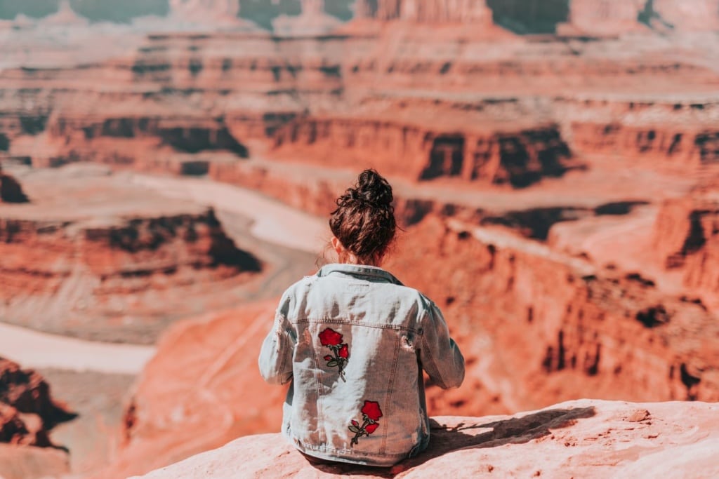Ruheoasen in Utah: Frau am Dead Horse Point in Utah 