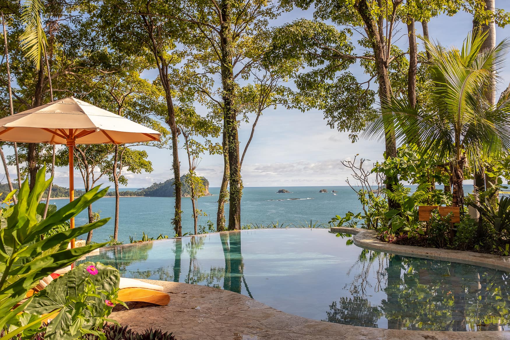 Vom Pool des Hotels Arenas del Mar genießt man einen Blick auf den Ozean bei Manuel Antonio, Costa Rica
