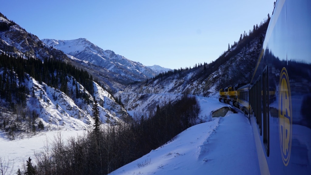 Zug durch Winterlandschaft in Alaska
