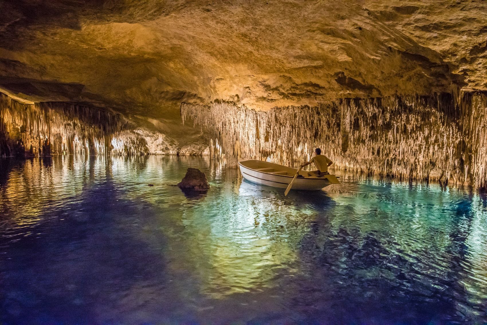 Boot auf See in Höhle Cuevas del Drach auf Mallorca