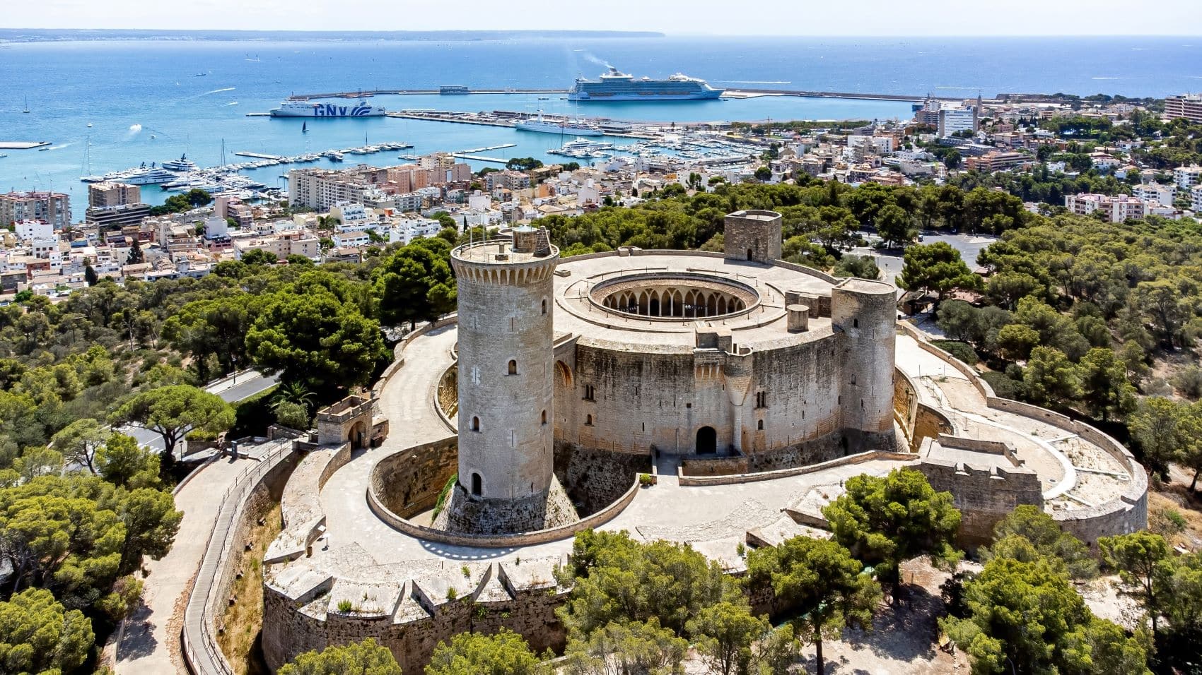 Luftbild des Castell de Bellver auf Hügel in Palma de Mallorca