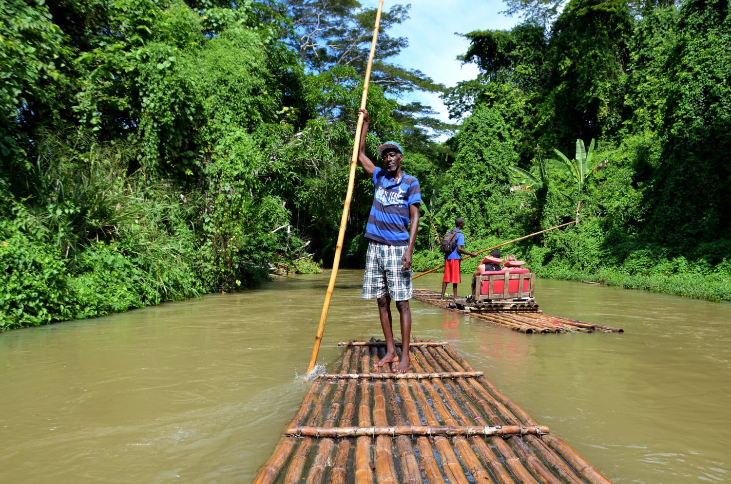 Männer auf einem Floß beim Rafting in Jamaika