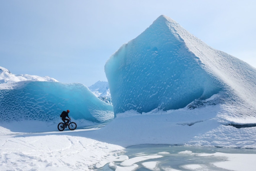Mountainbiker fährt im Schnee durch Alaska