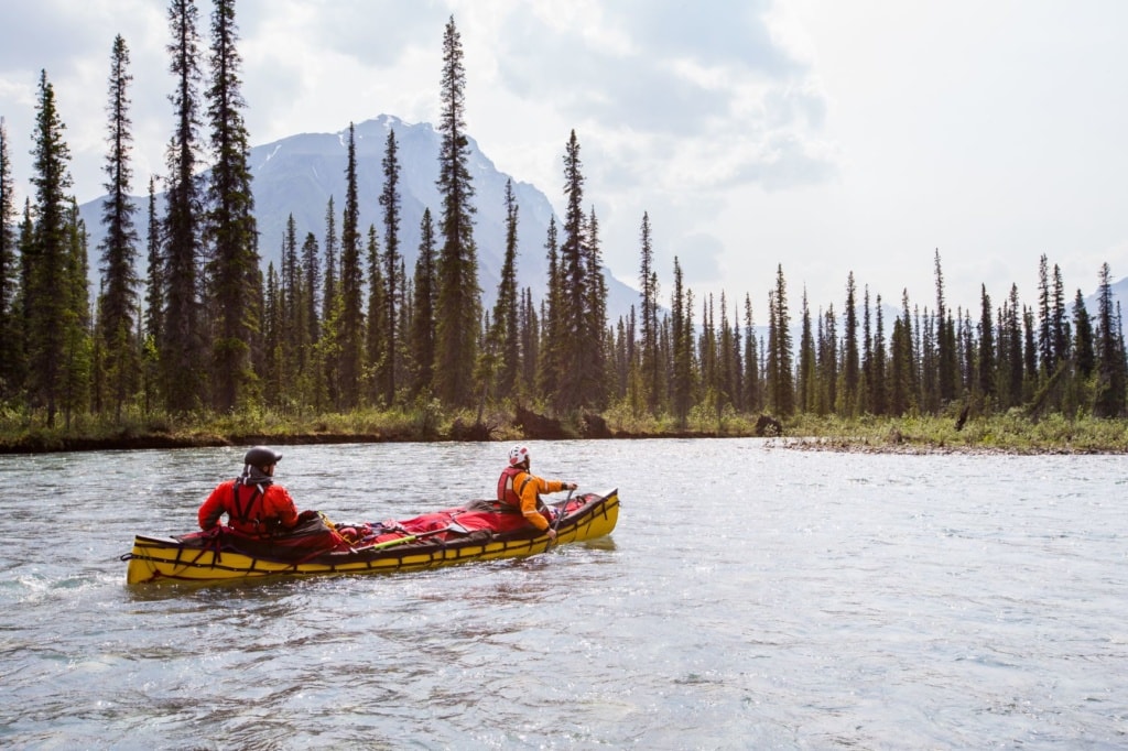 Zwei Personen in einem Kayak in Alaska