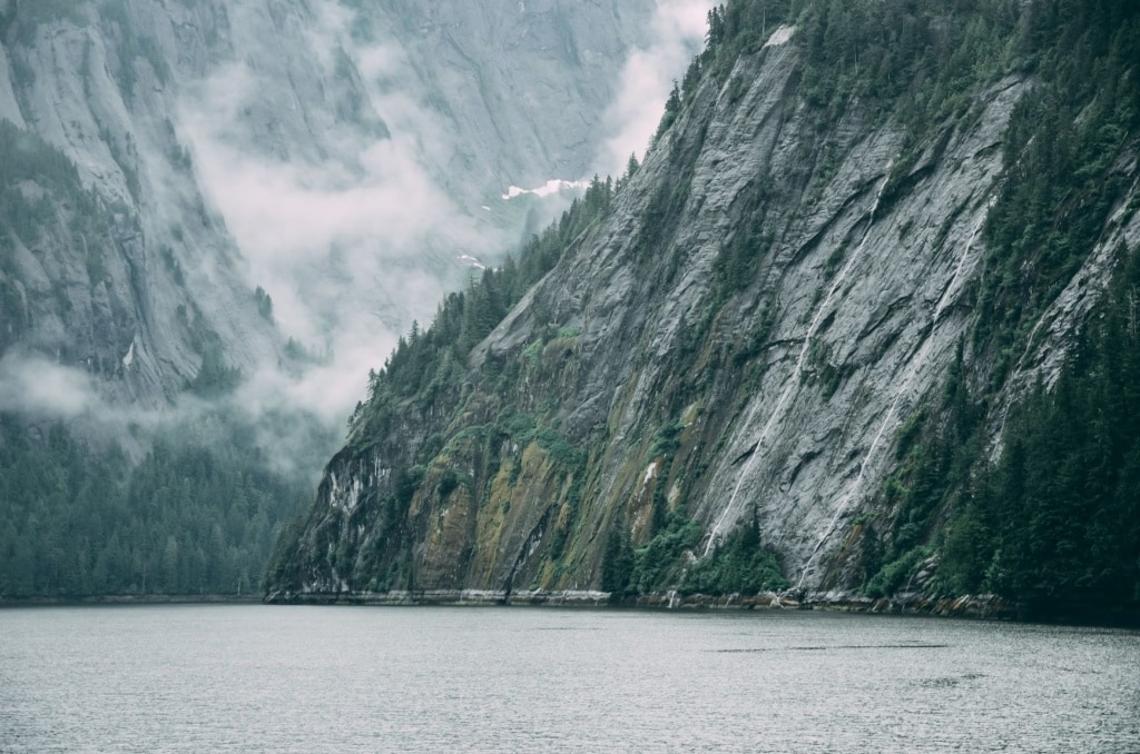 See, Nebel im Hintergrund, in Alaska