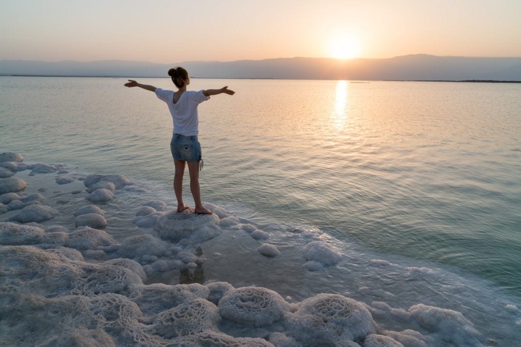 Frau am Ufer des Toten Meer