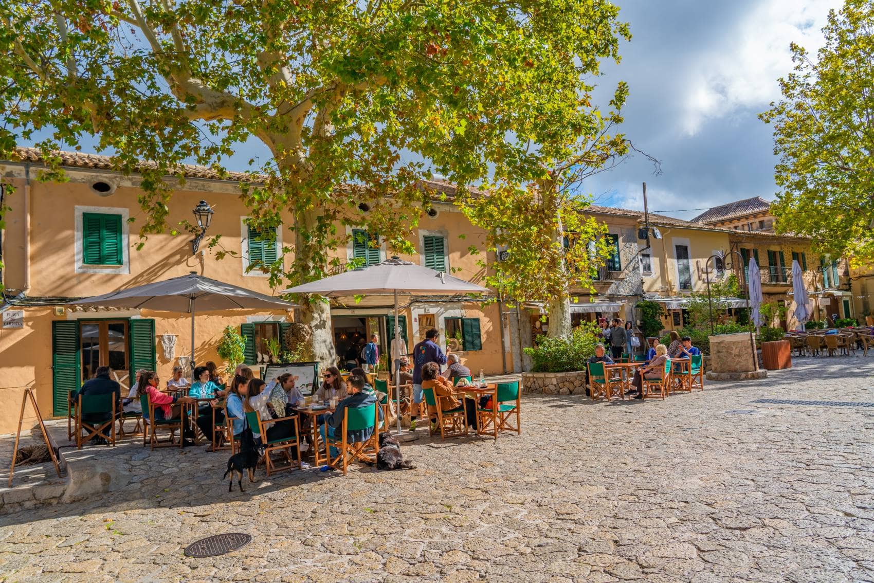 Besucher auf Terrasse eines Cafes in Valldemossa