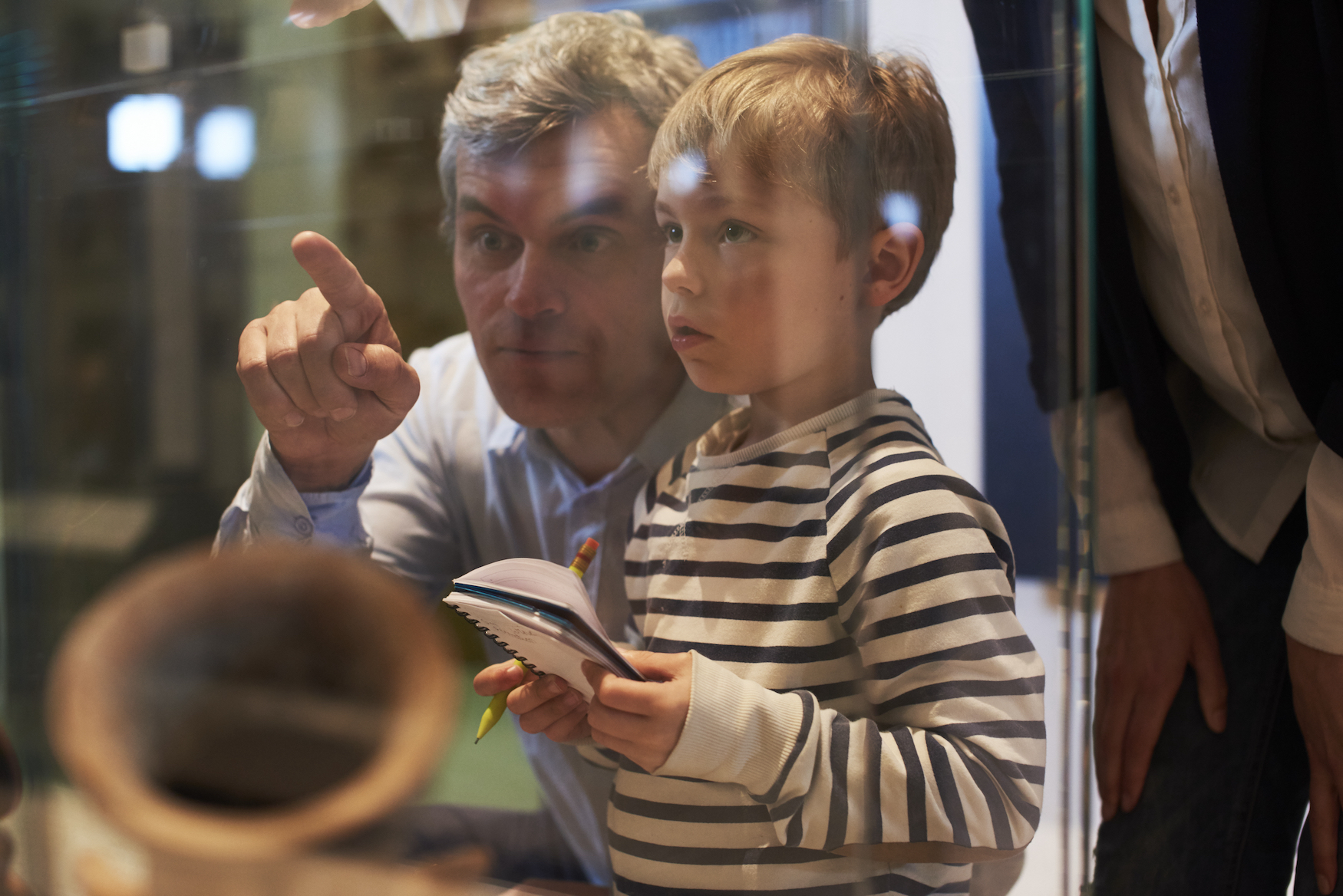 Vater und Sohn bei einem Museumsbesuch