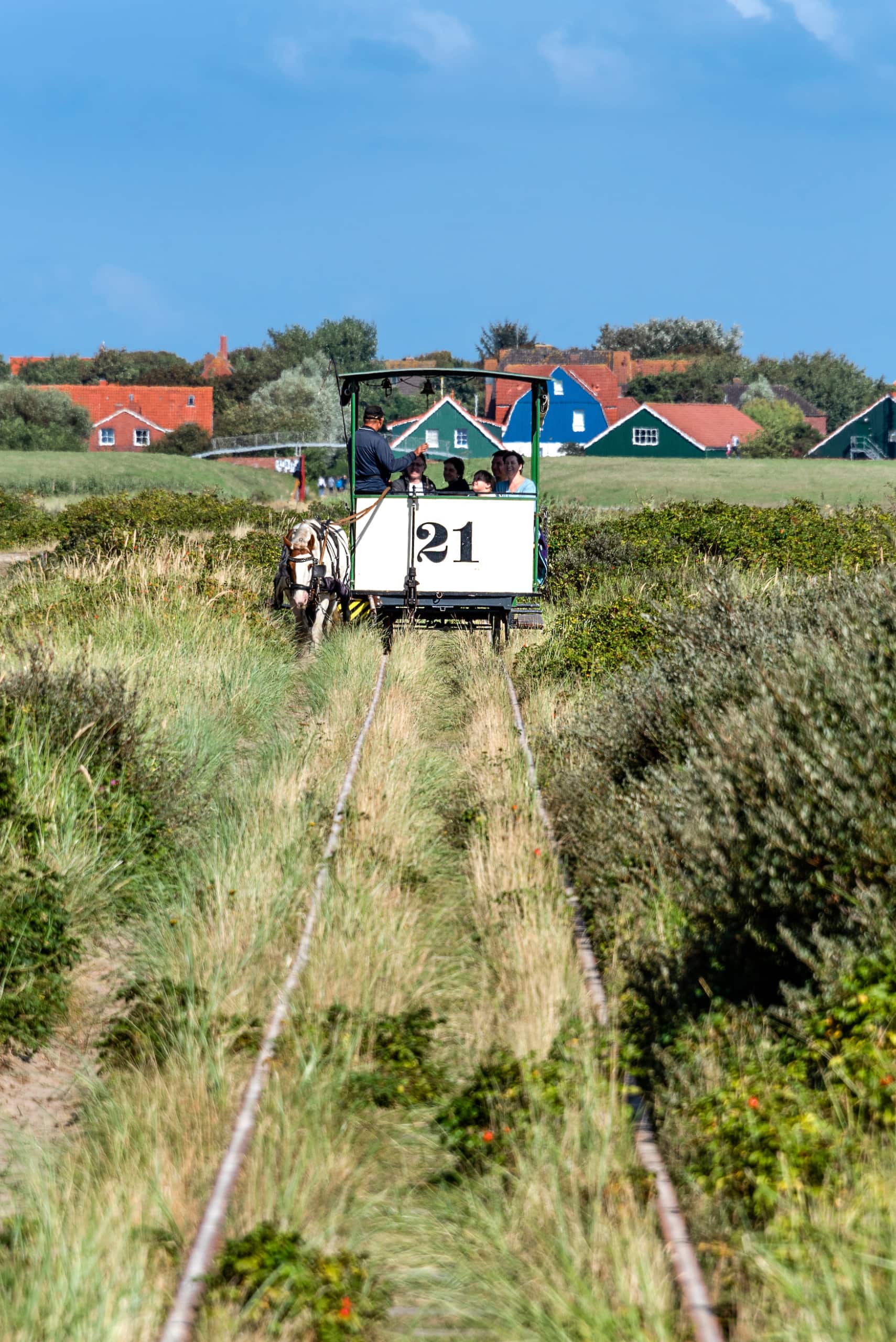 Traditionelle Pferdebahn auf Insel in der deutschen Nordsee