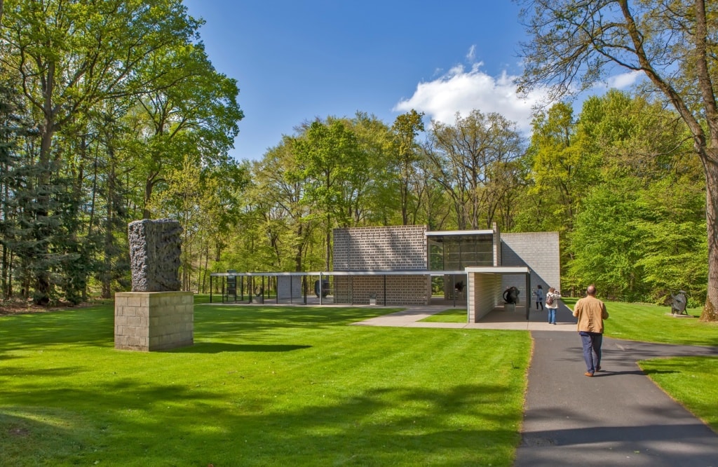 Das Kröller-Müller-Museum ist an einen weitläufigen Park angeschlossen. 