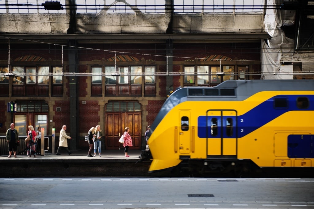 Mit dem Holland Travel Ticket kommt ihr unkompliziert durch die ganzen Niederlanden mit dem Zug.