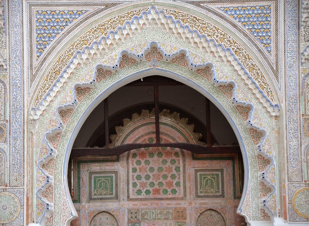 Fließenmosaike verzieren viele Häuserbögen in Fès.