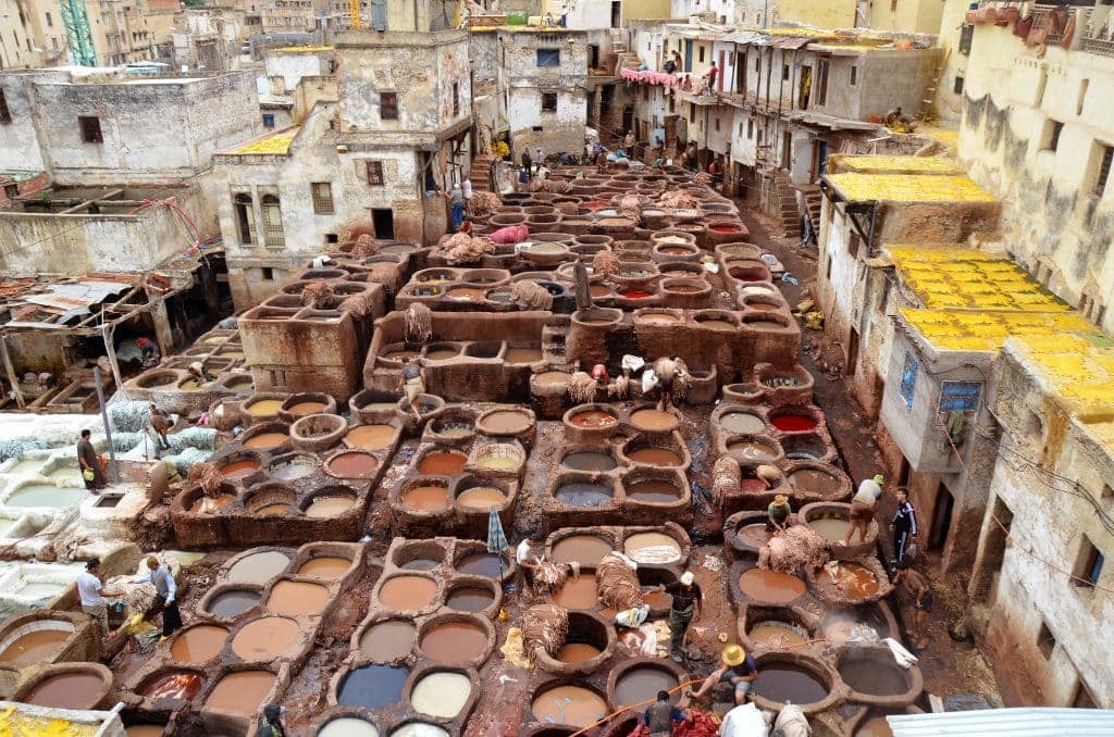 Der Blick über den Hof der Gerberei in Fès entbehrt für den Gestank.