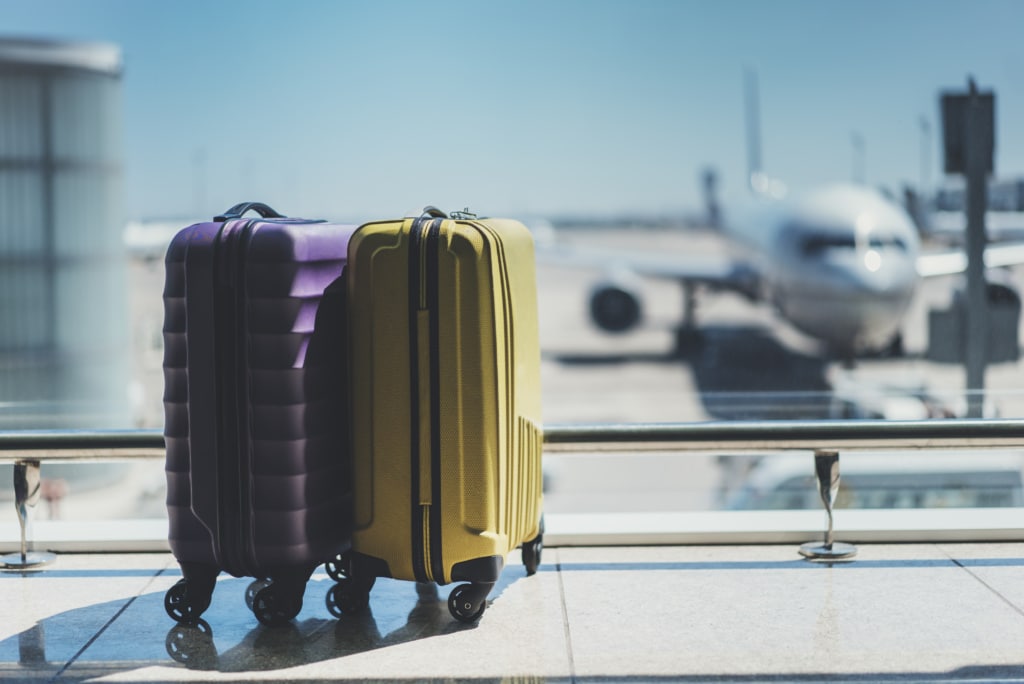 Zwei kleine Koffer an Flughafen
