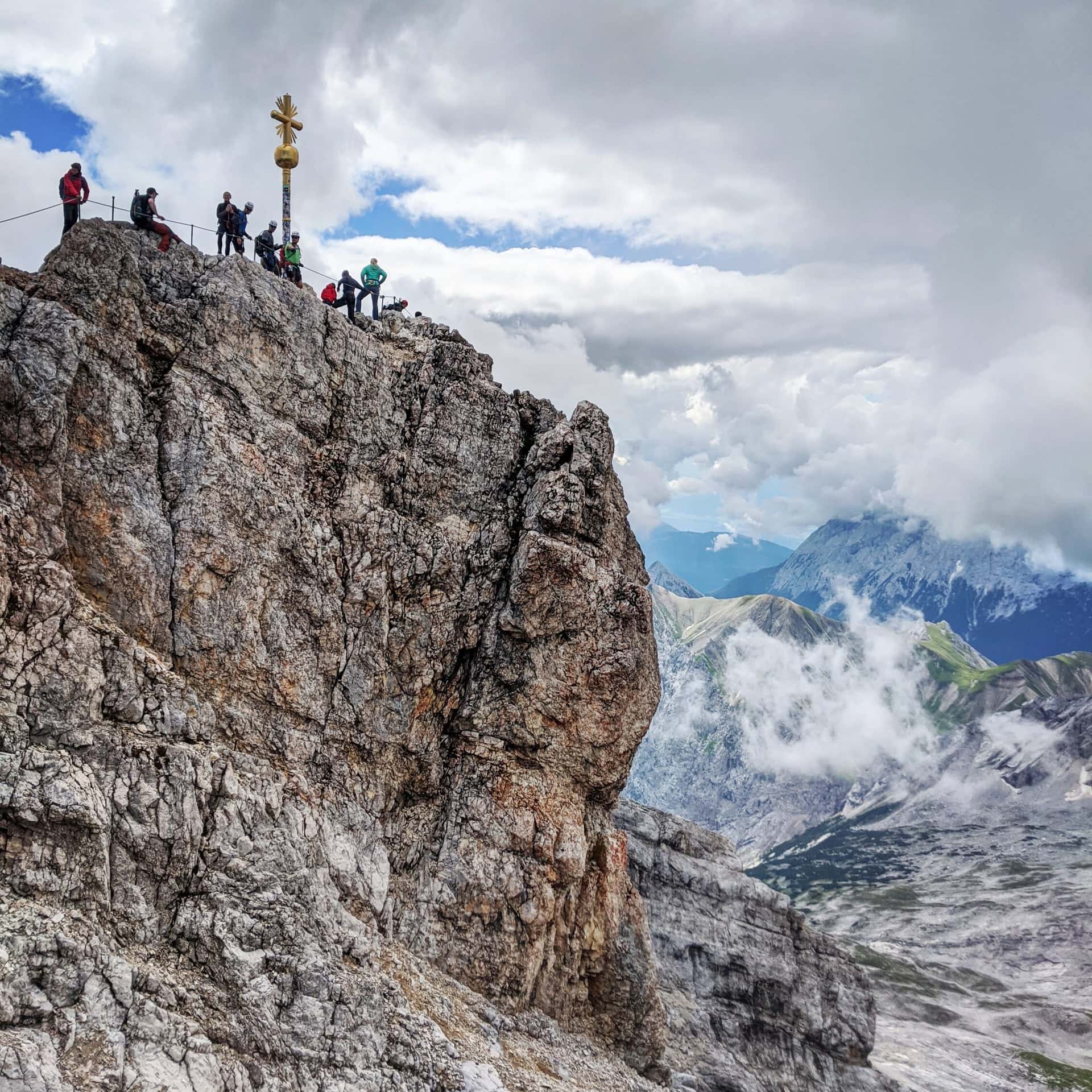 Naturwunder in Deutschland: Wanderer auf der Zugspitze 