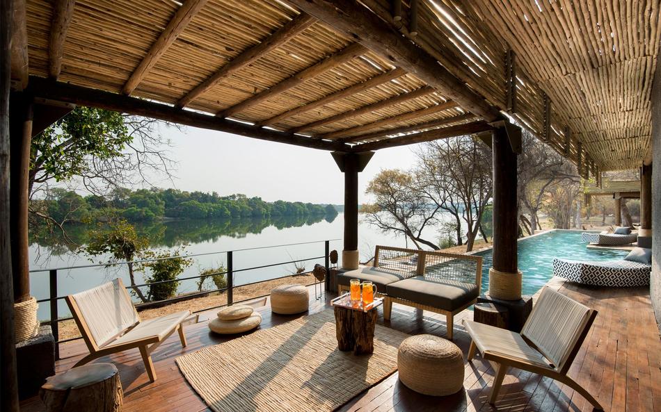 Pool mit Ausblick in der &Beyond Matetsi River Lodge.