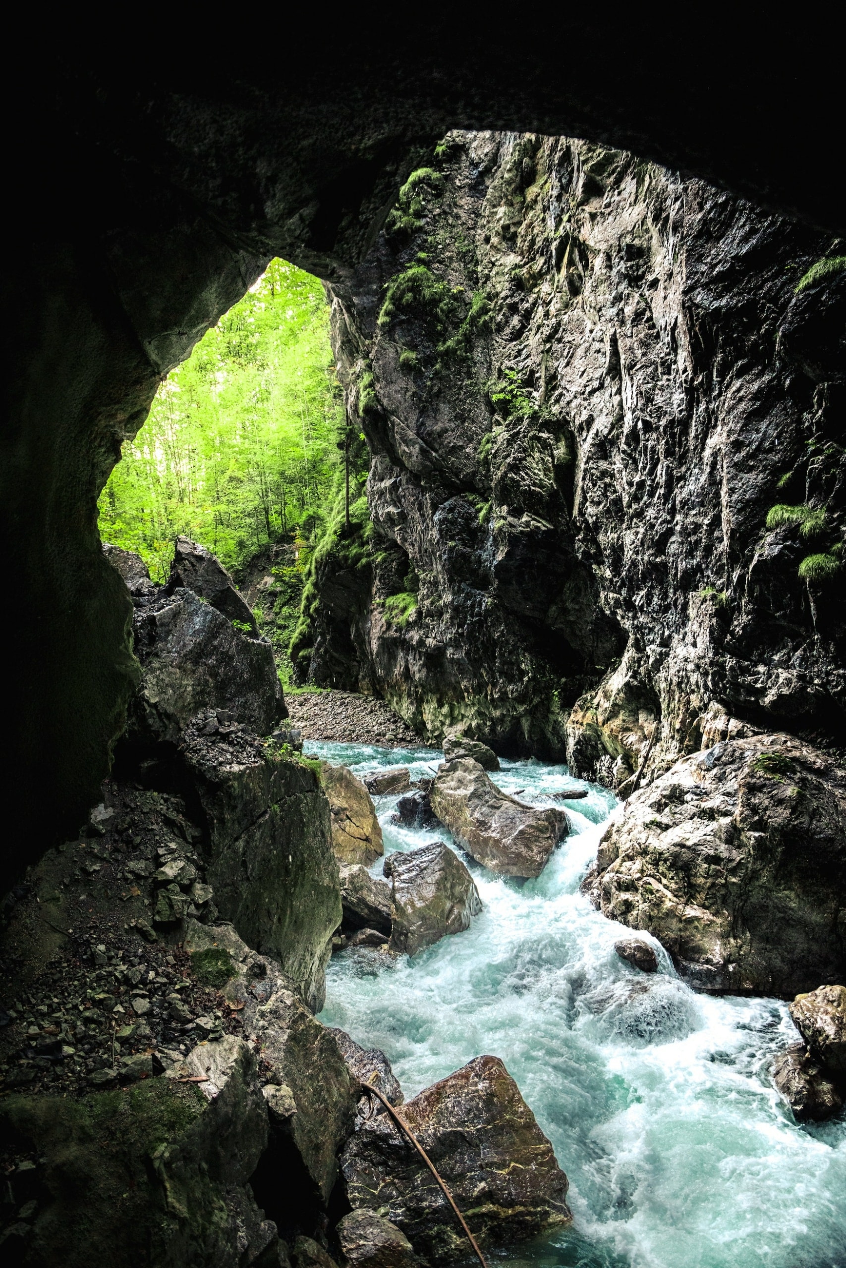 Deutschland Naturwunder: Wasser rauscht durch die Partnachklamm