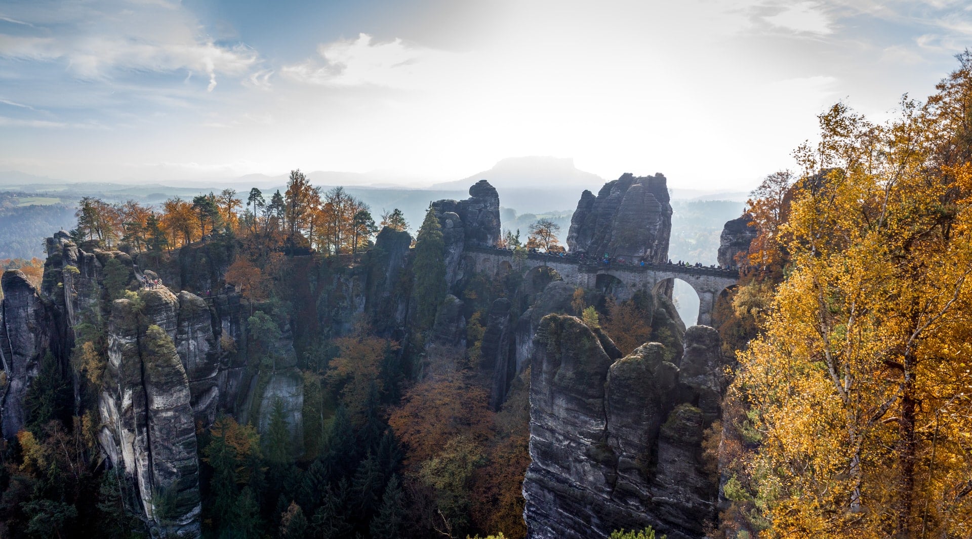 Naturwunder in Deutschland: Elbsandsteingebirge in Sachsen, eine der Naturattraktionen in Deutschland