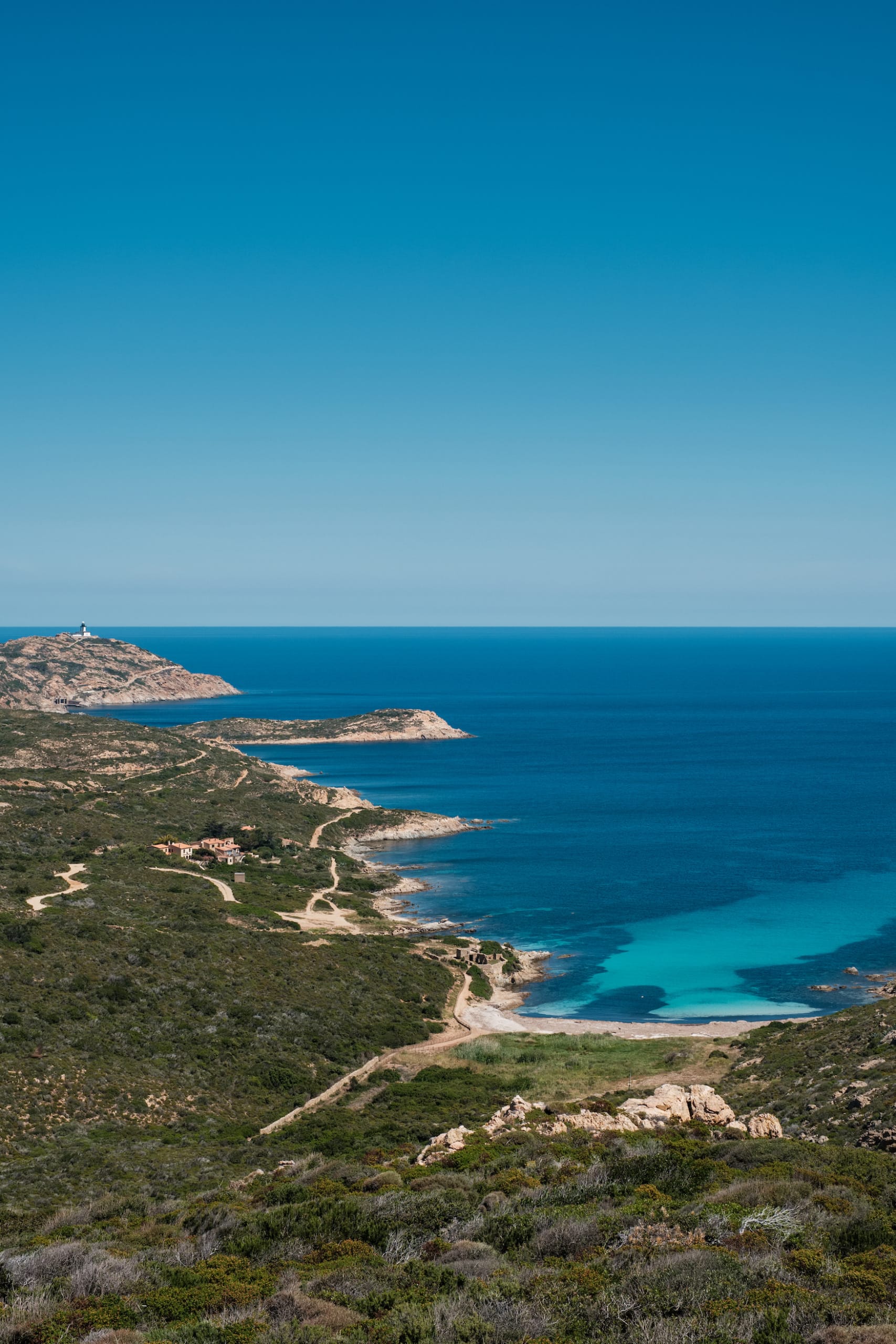 Türkisfarbenes Mittelmeer am Plage de l'Alga an der felsigen Küste von La Revellata bei Calvi in der Balagne auf Korsika