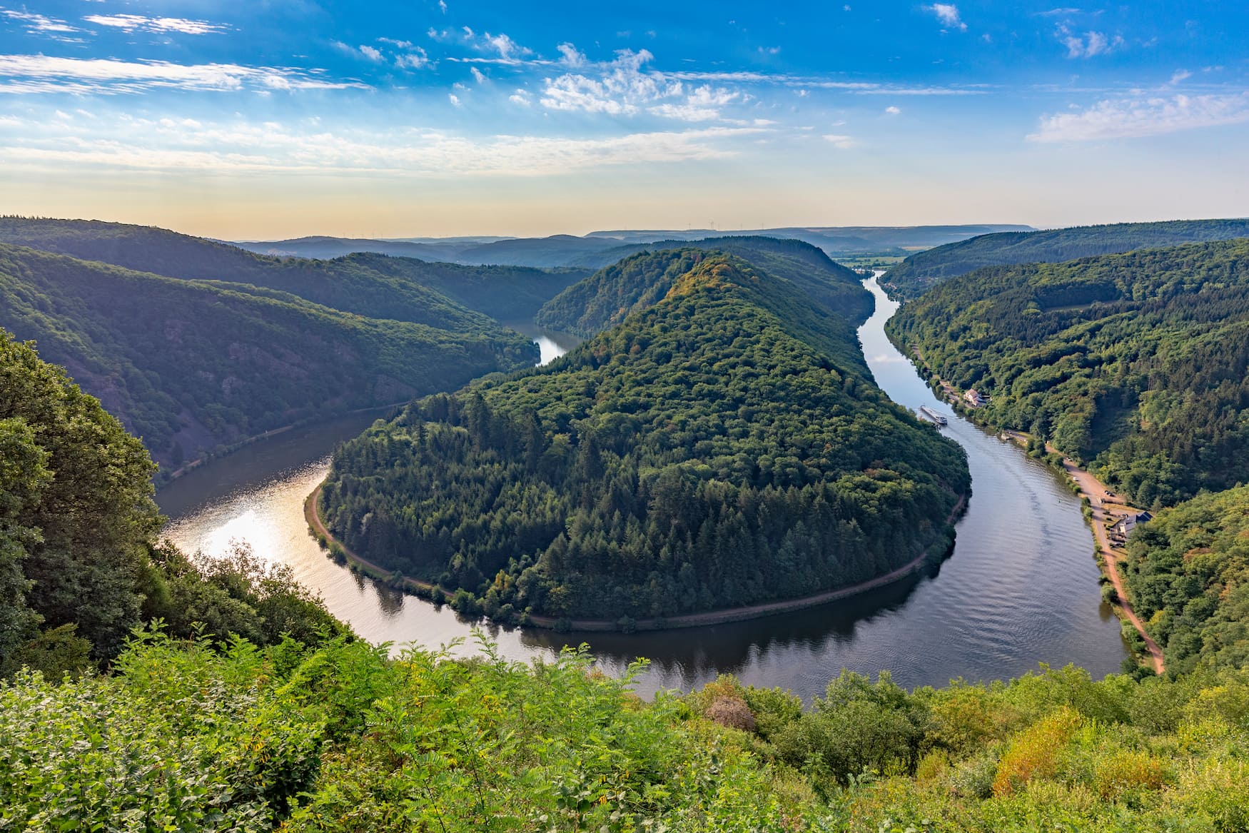 Deutschland Naturwunder: Saarschleife im Saarland bei sonnigem Wetter