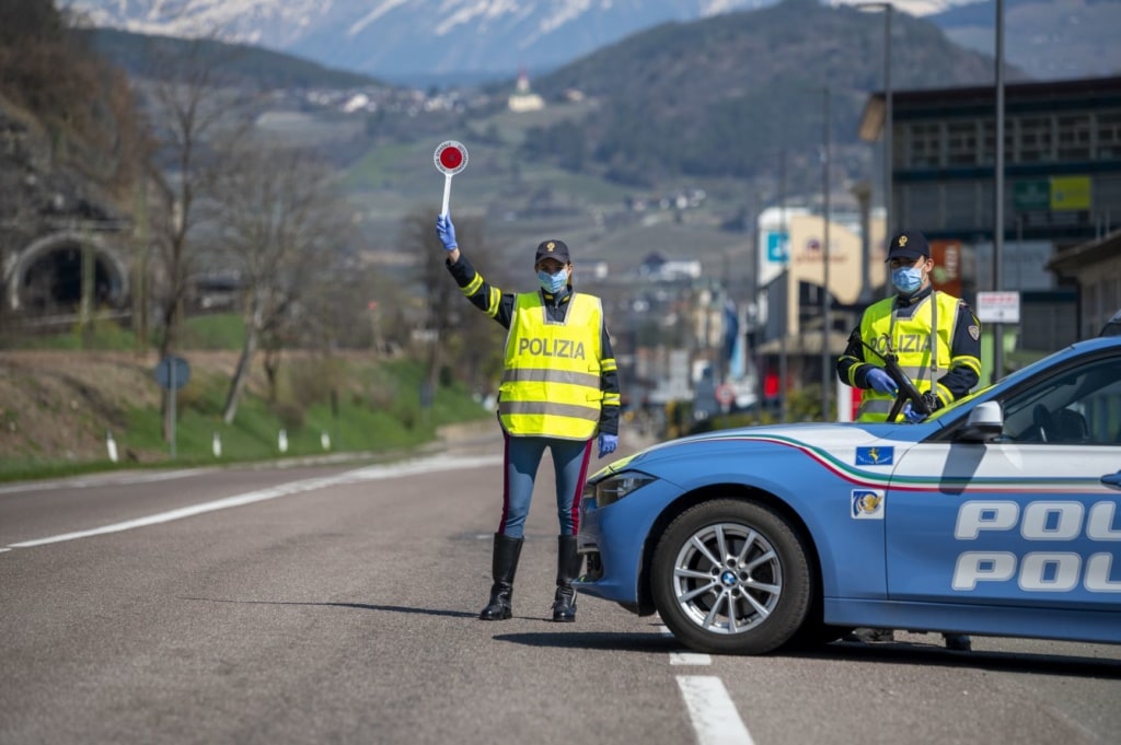 Polizei-Verkehrskontrolle auf einer Straße in Italien