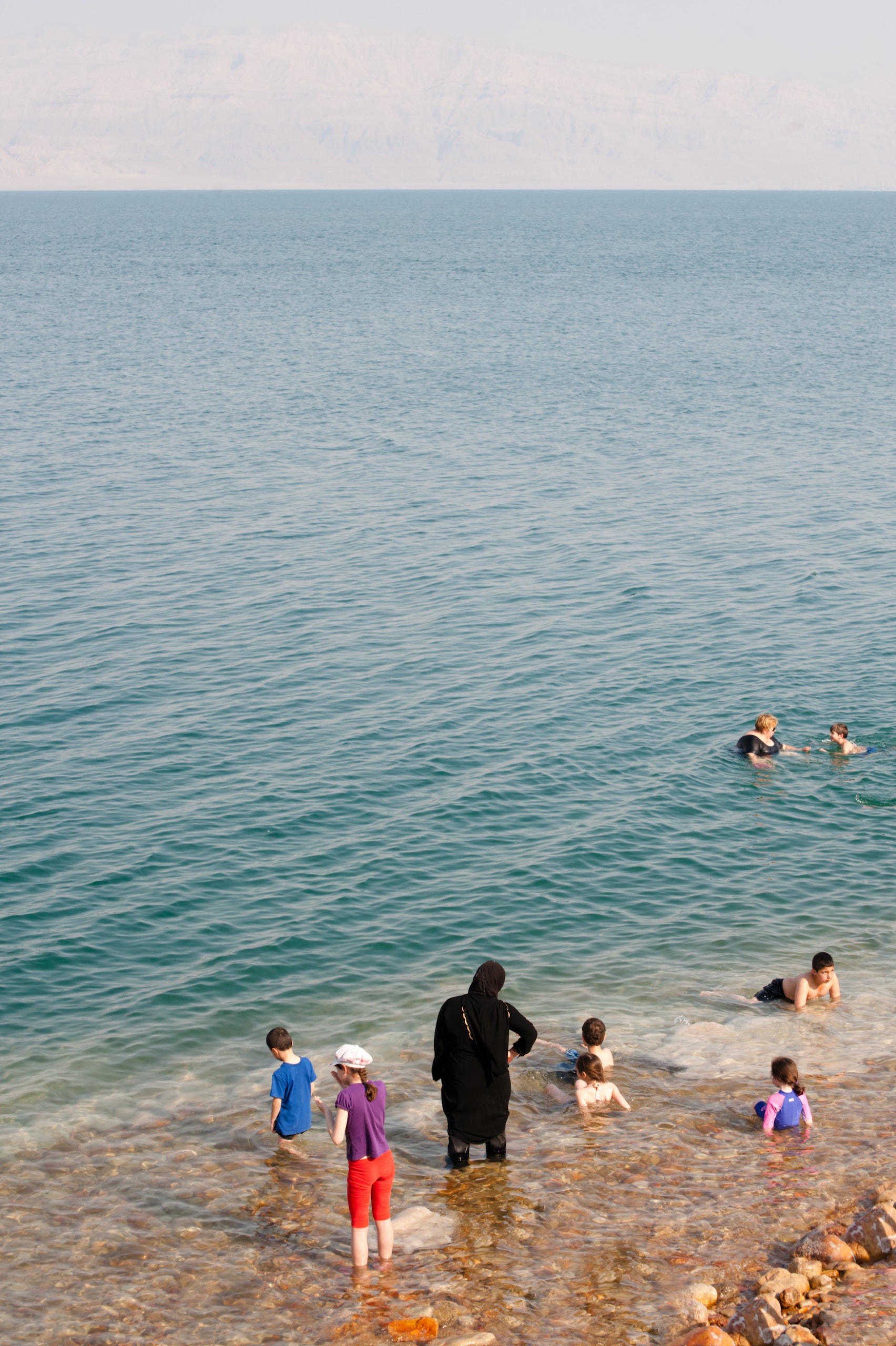 Kinder schwimmen im Toten Meer