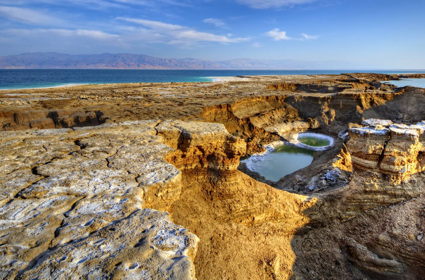 Senklöcher beim toten Meer in jordanien
