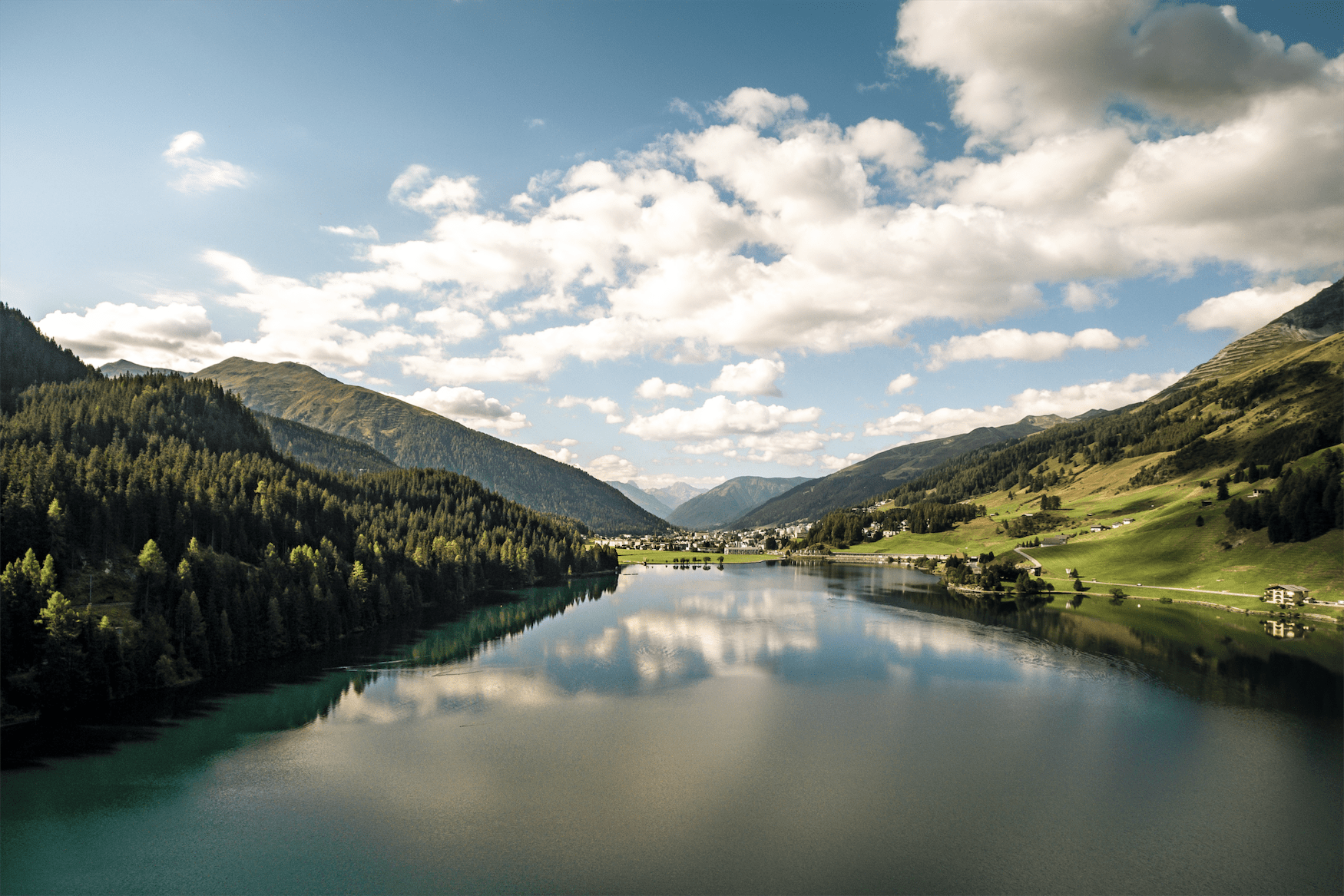 Beruhigender Blick auf den Davoser See, einen der schönsten Seen in Graubünden