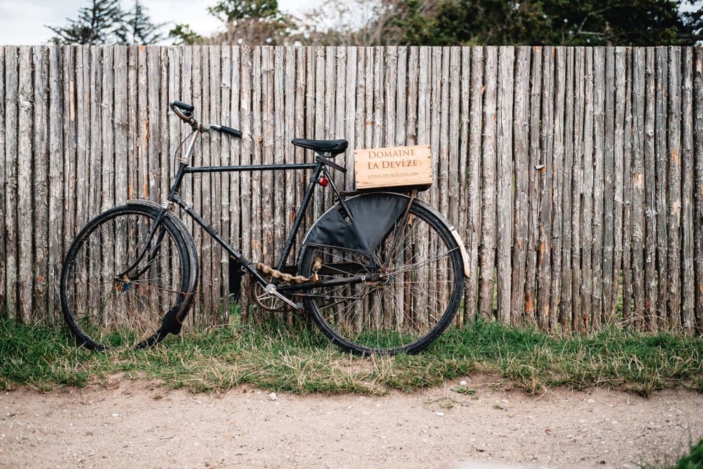 Fahrrad steht angelehnt an der dänischen Riviera an einem Zaun