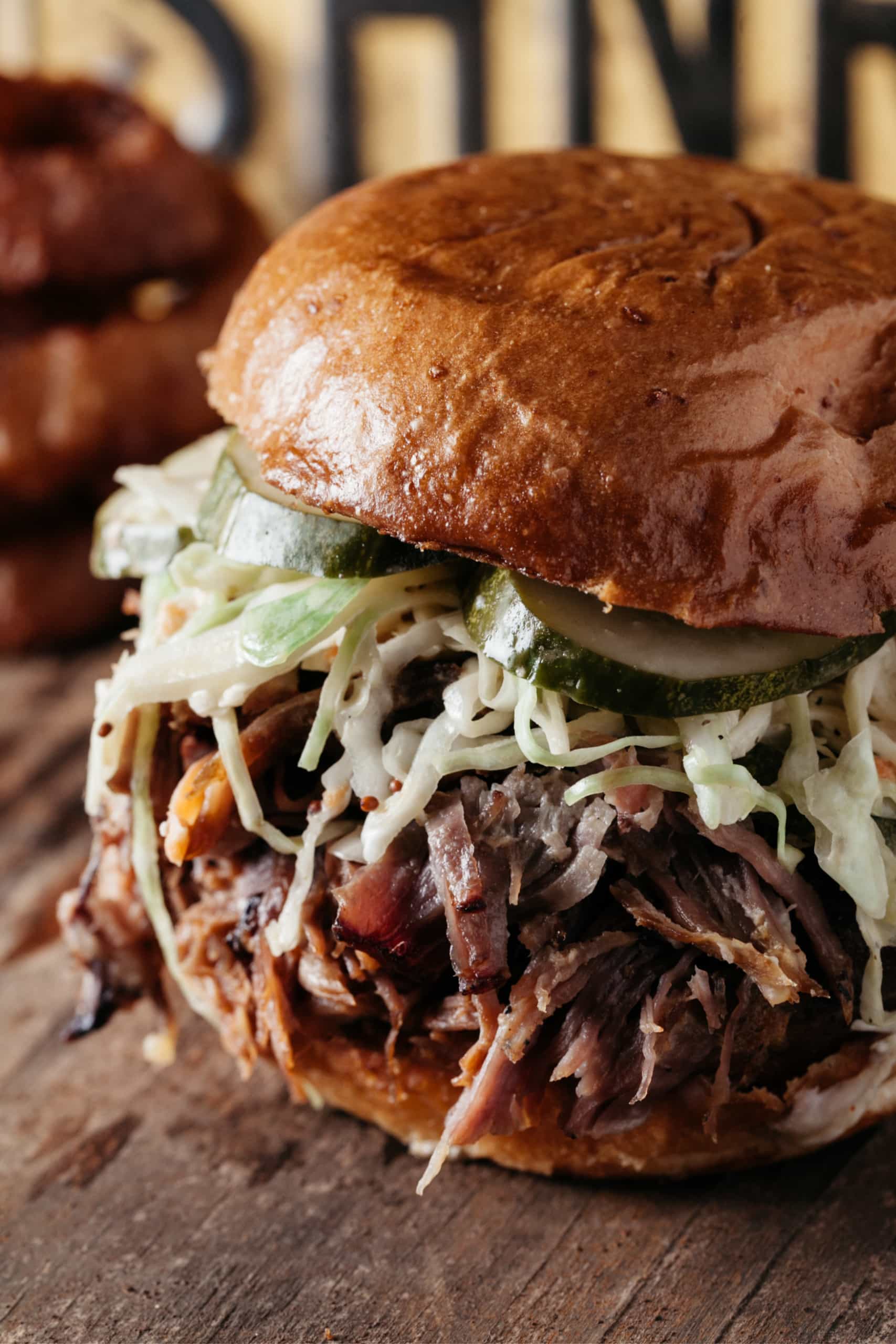 Texas Style BBQ, Pulled Pork Sandwich mit Krautsalat und Essiggurken