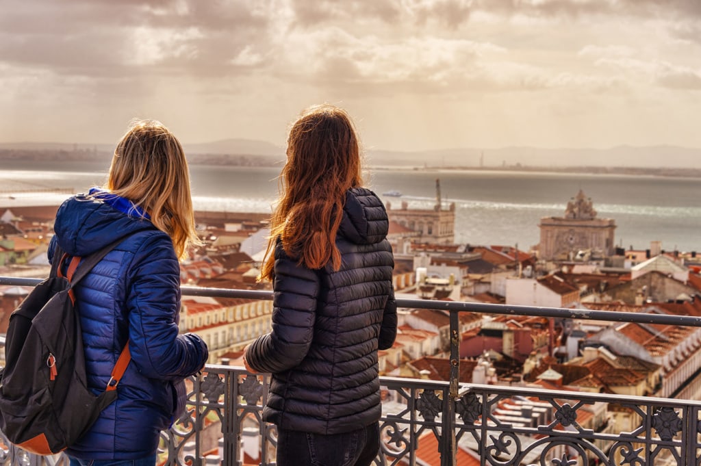 Aussicht von der Aussichtsplattform Santa Justa auf der zwei Mädchen stehen
