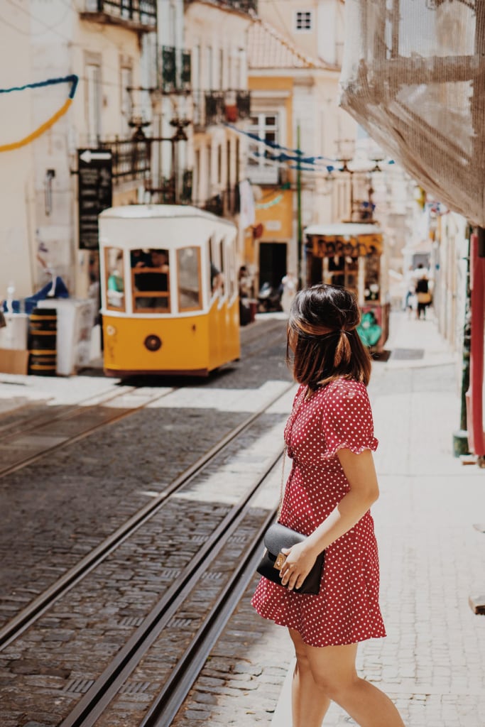 Frau wartet auf Tram 28 in Lissabon