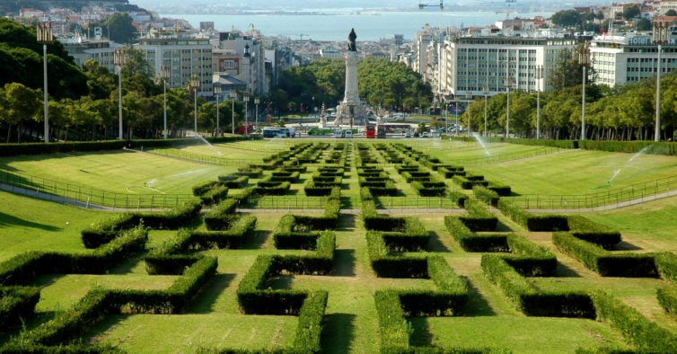 Schön angelegte Hecken im Parque Eduardo