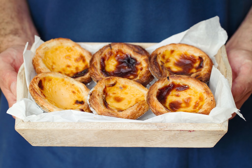 ein tablett mit sechs pasteis de nata