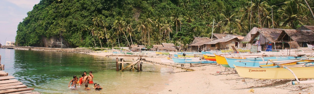 Auf Limasawa Island bei Leyte spielen Kinder auf den Philippinen im Wasser.
