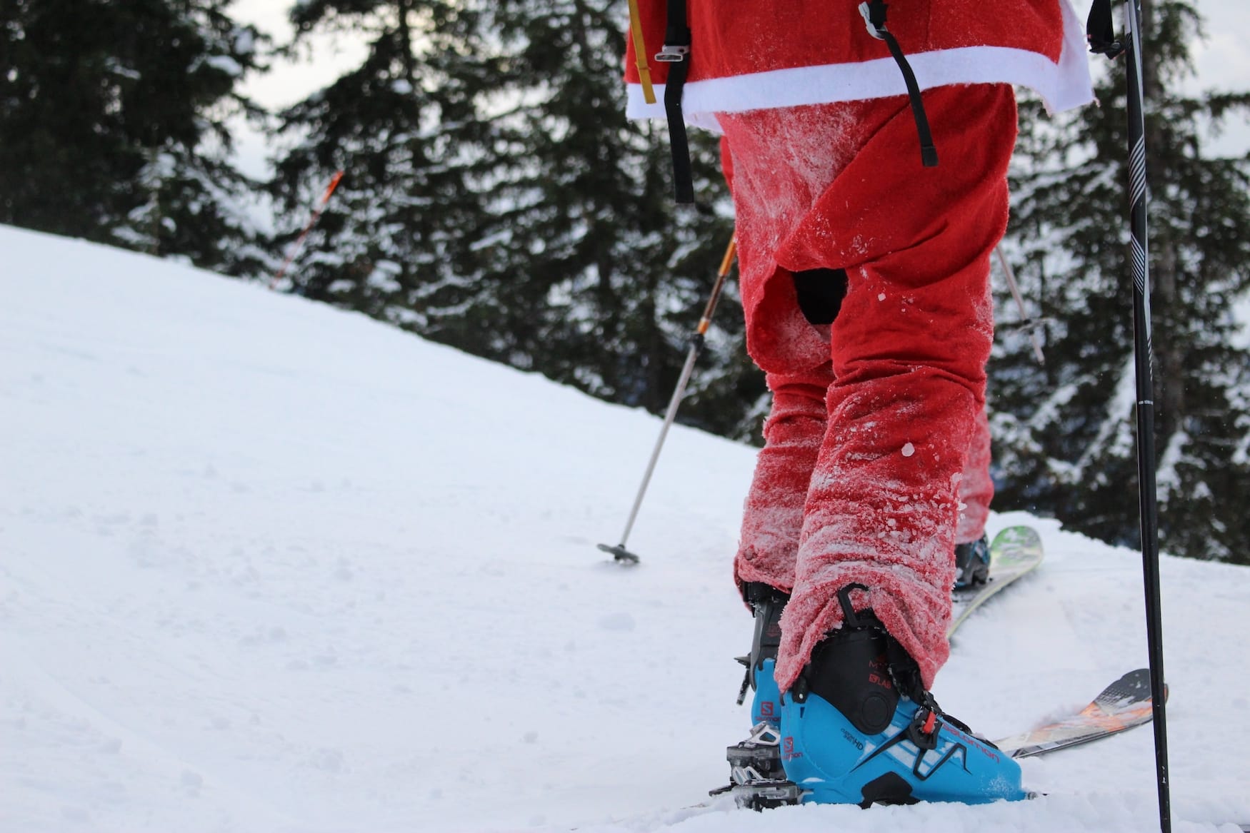 Weihnachtsmann auf Skiern