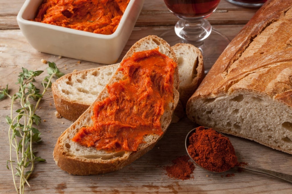 Baguette mit Sobrasada bestrichen