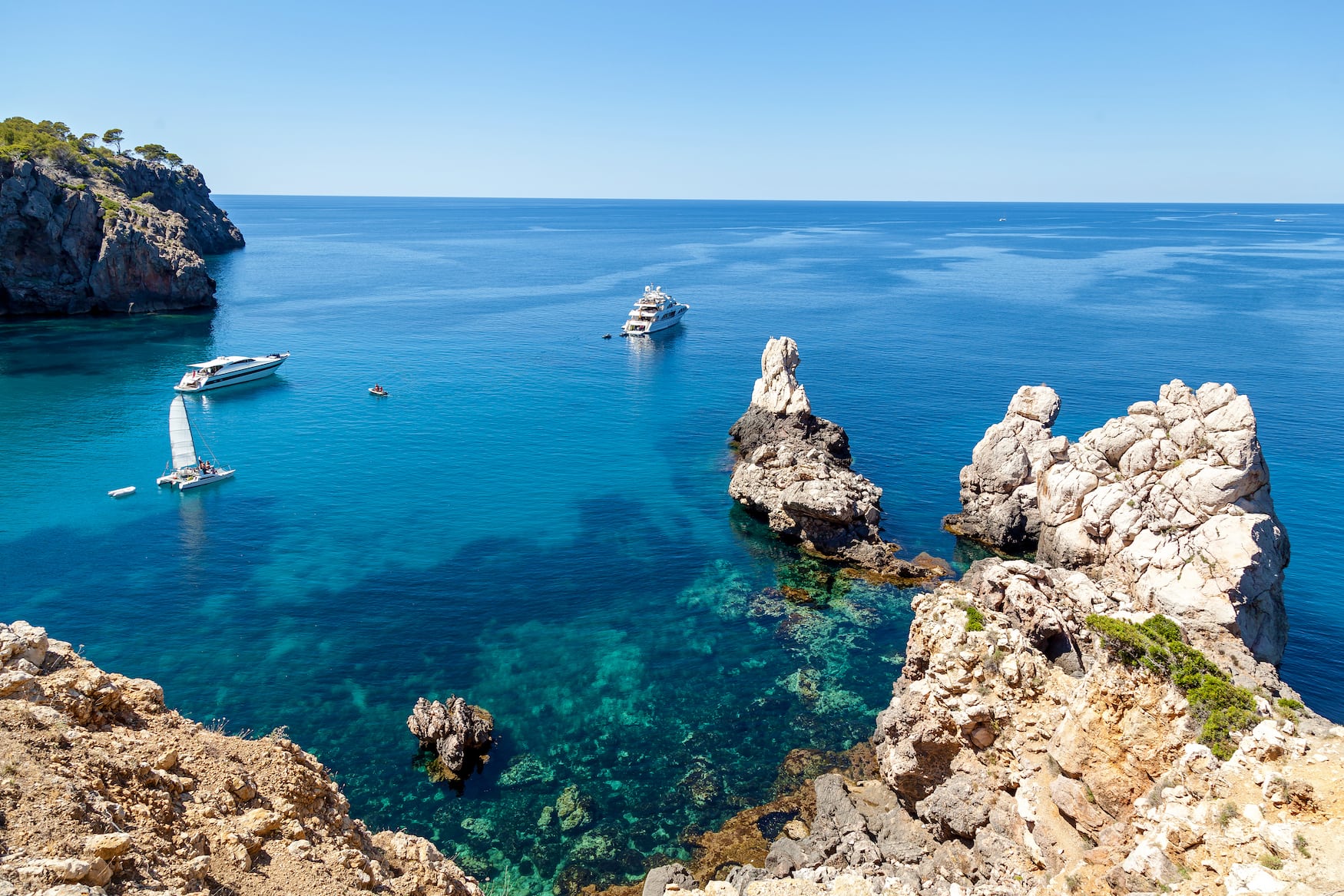 Boote in einer Bucht auf Mallorca