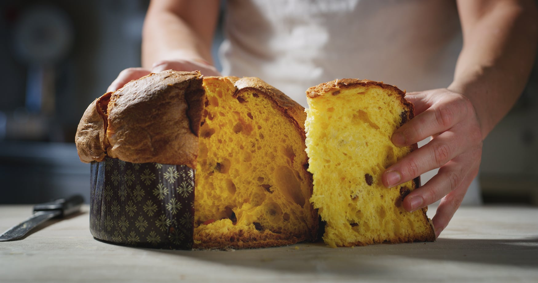 Bäcker schneidet italienische Panettone auf