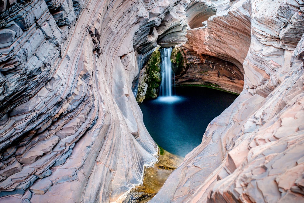 Felsformation mit Naturpool und Wasserfall