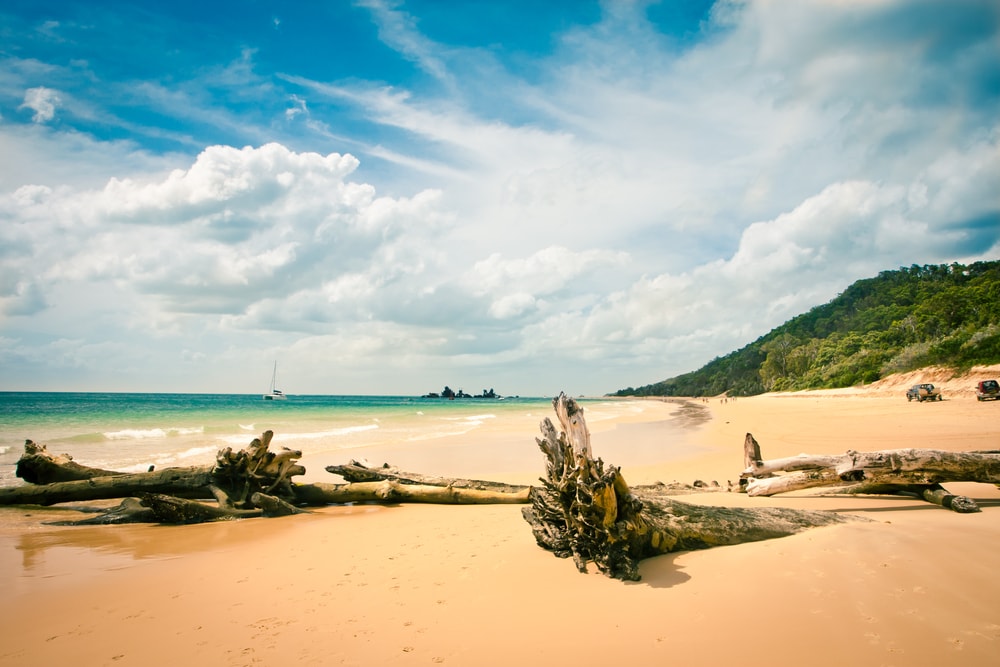 Wilder Sandstrand mit kristallklarem Wasser