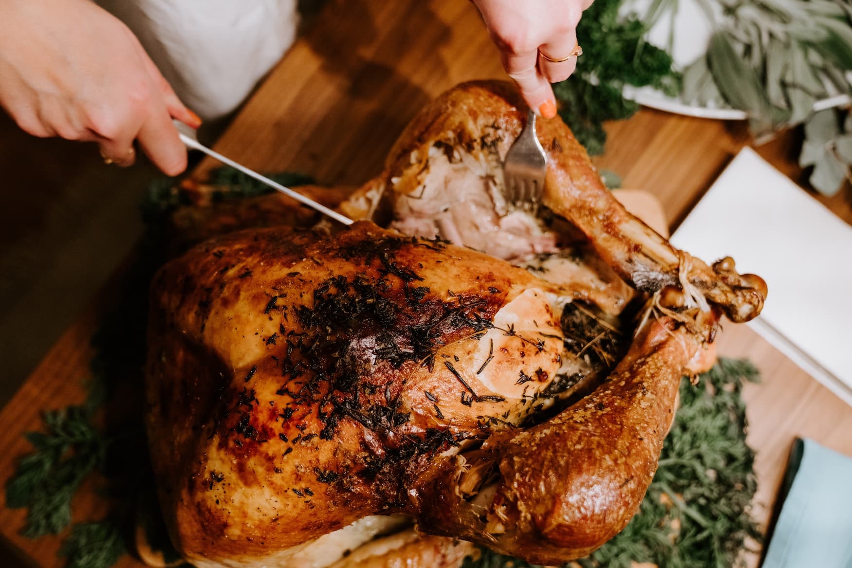 Mann schneidet Truthahn bei Weihnachtsdinner in den USA