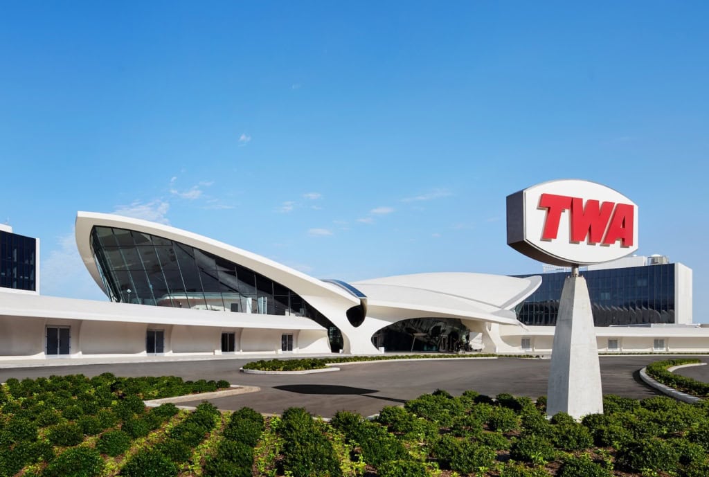 TWA Hotel von außen, futuristischer Bau, großes Logo