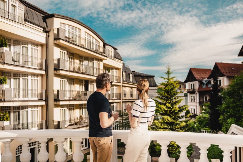 Paar schaut vom Resort auf das Resort Falkensteiner Marienbad